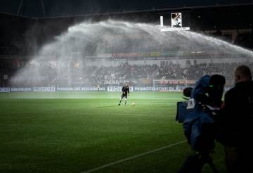 巴西战平摩洛哥暴露中场失控，桑巴足球转型阵痛持续（配图示意）